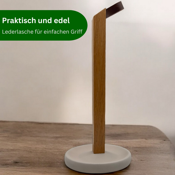 Küchenrollenhalter aus Beton und Holz auf einem Holzbrett